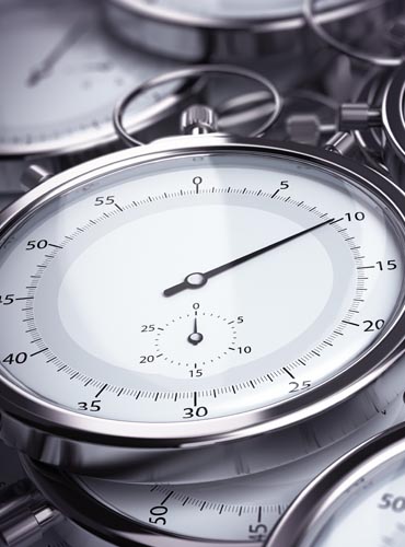 Gros plan sur une montre analogique entourée d'autres montres, symbolisant la gestion du temps et la planification intelligente par un agent IA.